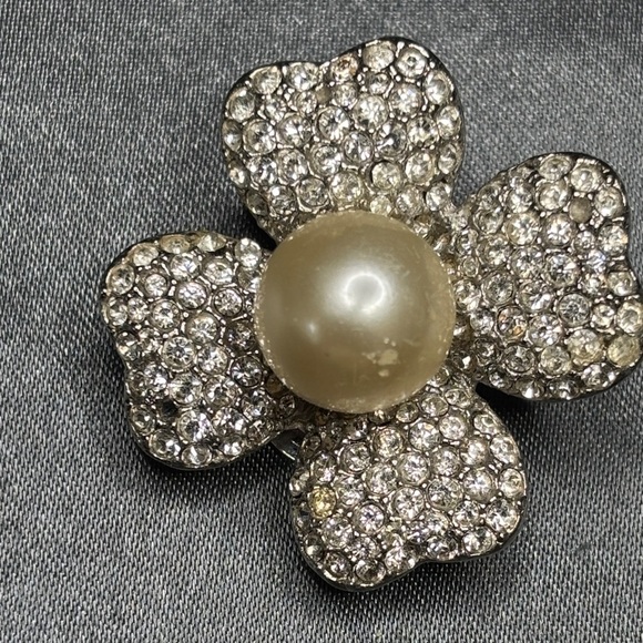 Kenneth Jay Lane Silver and Cream Floral Earrings - Picture 4 of 6